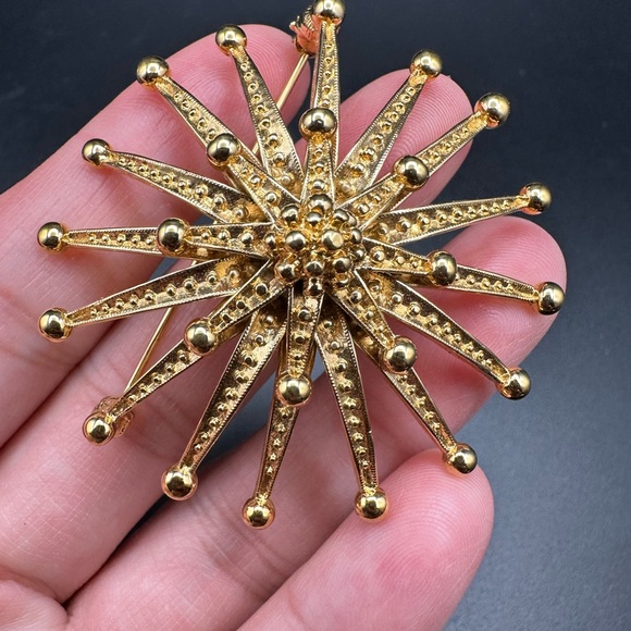 Vintage Signed MONET Gold Tone Starburst Flower Brooch Pin - Picture 2 of 10